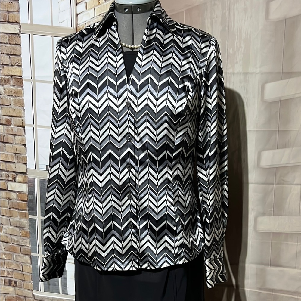 Ann Taylor Black and White Chevron Button Down Shirt Size 6P